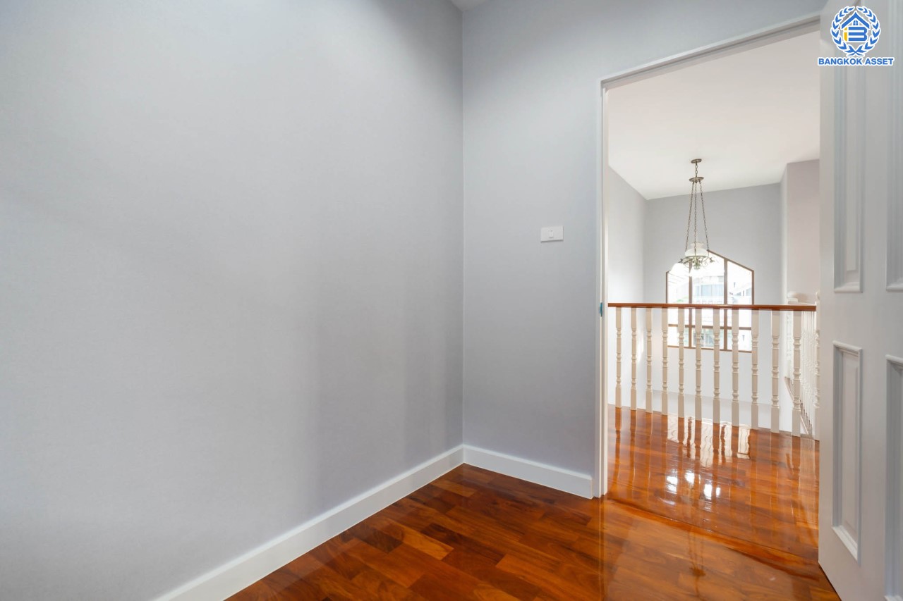 คฤหาสน์ตกแต่งใหม่ หลังใหญ่ที่สุดเท่าที่เคยมีมา!! แบรนด์ Sansiri ม.เศรษฐสิริ สนามบินน้ำ แปลงมุม ดีไซน์สุด Luxury ทำเลโซนเมือง! เนื้อที่ 121.3 ตร.ว. บนพื้นที่ใช้สอยถึง 510 ตร.ม. ฟังก์ชันจัดเต็ม 4 ห้องนอน 5 ห้องน้ำ 1 ห้องแม่บ้าน 1 ห้องอเนกประสงค์ จอดรถได้ถึง 5 คัน บนทำเลใกล้เซ็นทรัลรัตนาธิเบศร์ และ MRT สายสีม่วง "สถานีแยกนนทบุรี1"